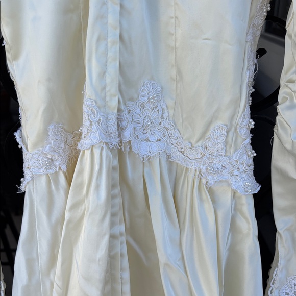 Vintage Elegant Ivory Wedding Dress with Train
size 2 preserved in box - Picture 8 of 9